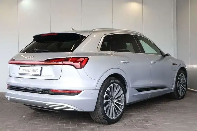 Gebraucht Audi e-tron 300 kW (408 PS) 2022 Silber SUV
