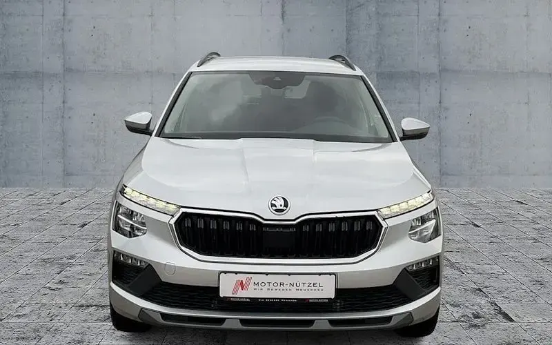 Usado Skoda Kamiq Selection 116 CV (85 kW) 2025 Plateado SUV