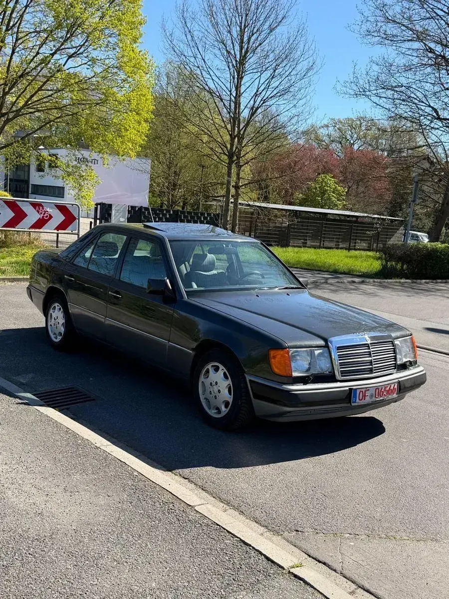 Gebraucht Mercedes E320 220 PS (161 kW) 1993 Schwarz Limousine