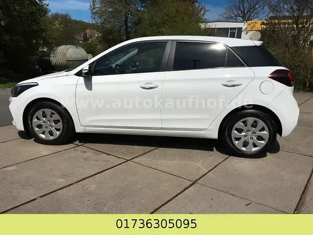 Gebraucht Hyundai i20 Trend 101 PS (74 kW) 2019 Weiß Kleinwagen