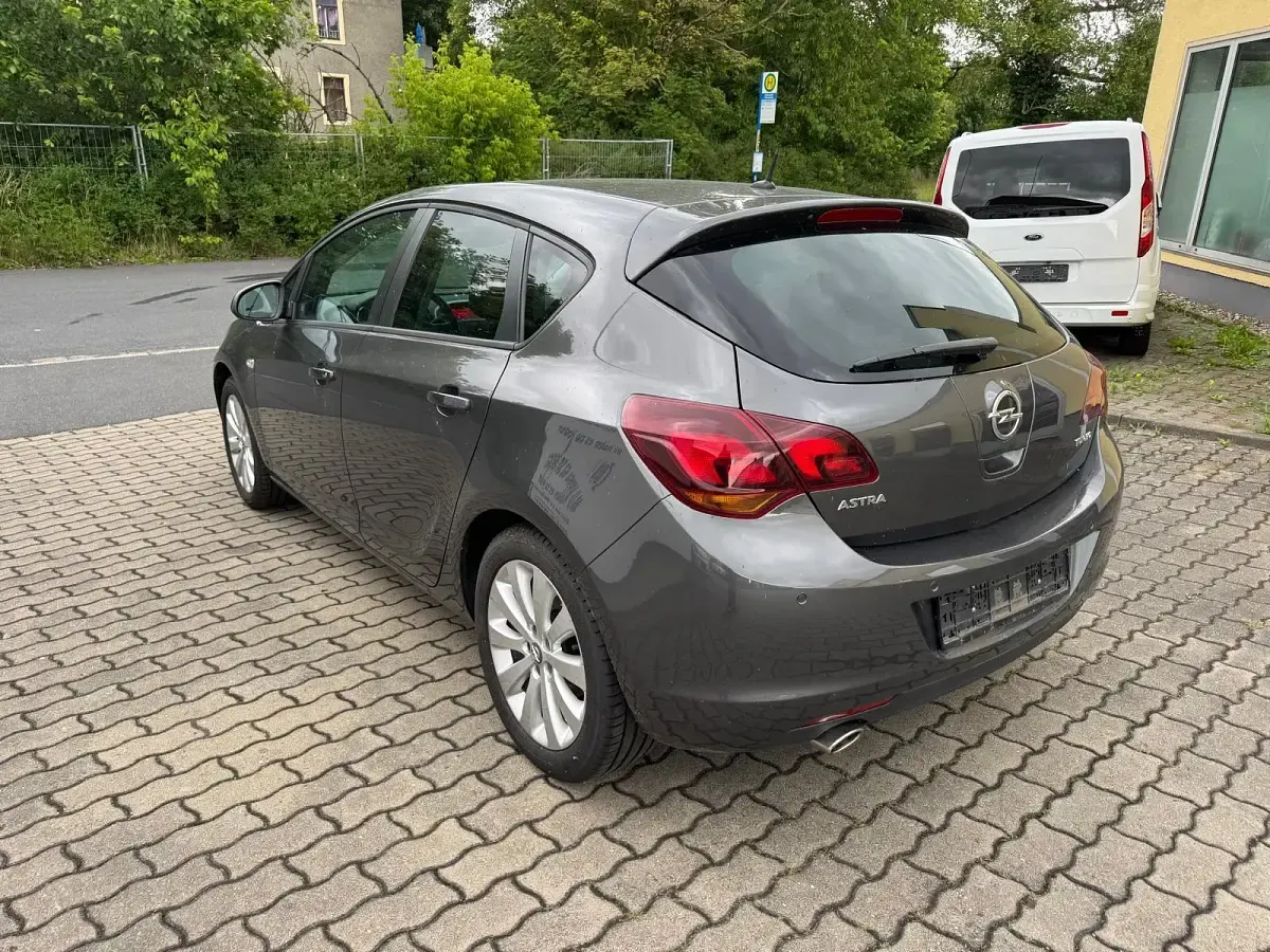 Gebraucht Opel Astra 140 PS (102 kW) 2011 Grau Limousine