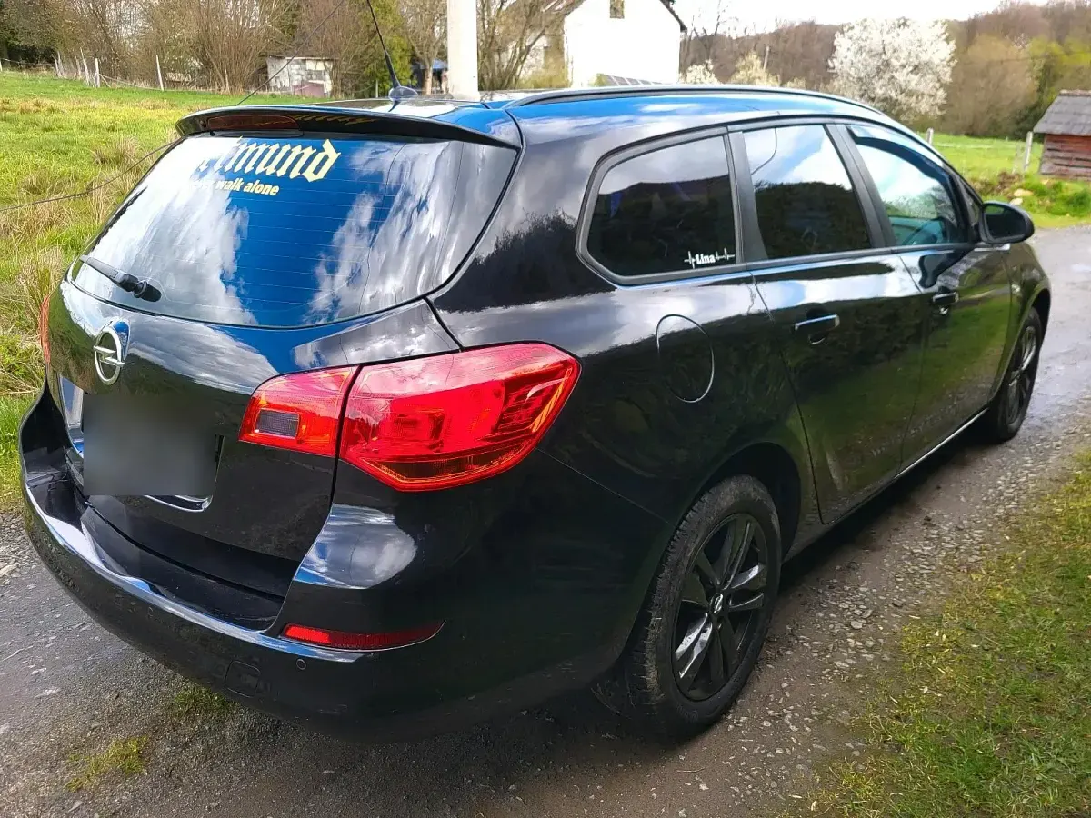 Gebraucht Opel Astra 140 PS (102 kW) 2011 Schwarz Kombi