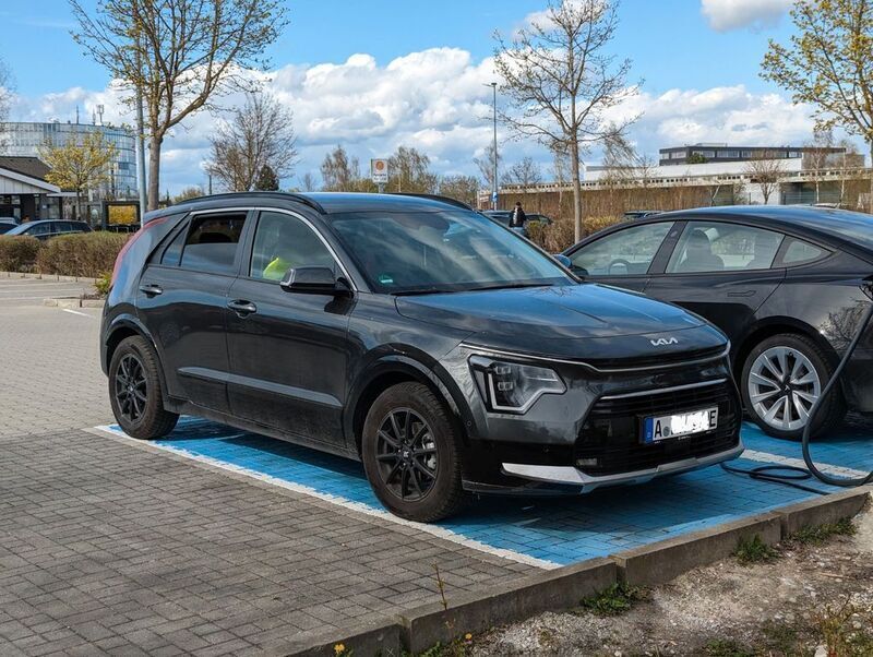 Grau Gebraucht 2022 Kia Niro Spirit SUV | 29.800 € (Fairer Preis) - Bild 1/4