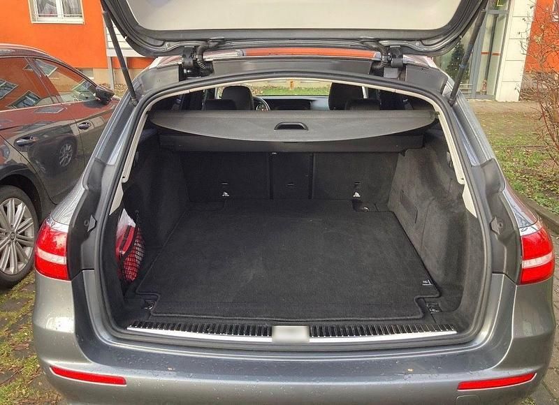 Gebraucht Mercedes E220 194 PS (142 kW) 2018 Grau Kombi