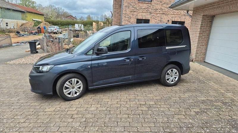 Second-hand VW Caddy 114 CP (83 kW) 2023 Albastru Monovolum