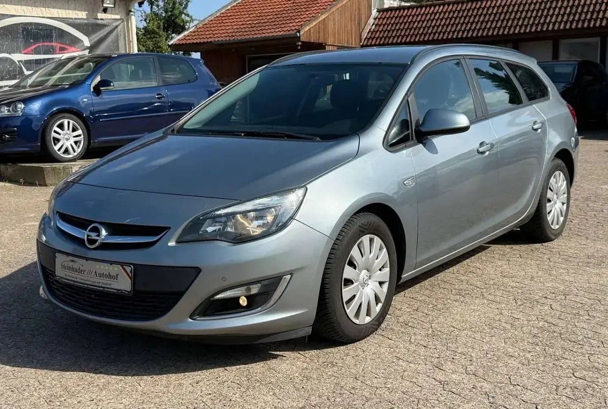 Gebraucht Opel Astra Edition 95 PS (69 kW) 2014 Silbersee/silver lake Kombi