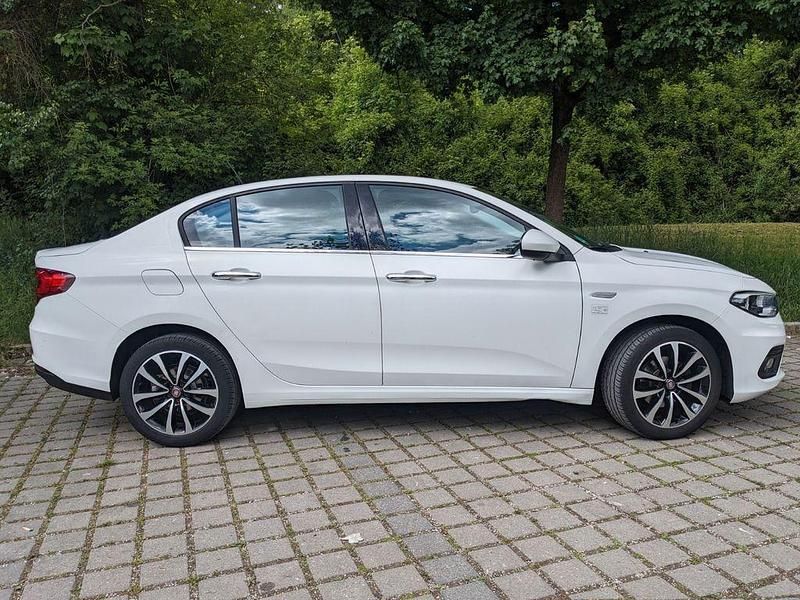 Weiß Gebraucht 2016 Fiat Tipo Lounge Limousine | 5.990 € (Fairer Preis) - Bild 1/4