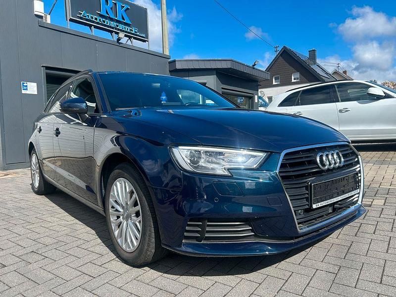 Gebraucht Audi A3 Sport 116 PS (85 kW) 2018 Blau Limousine