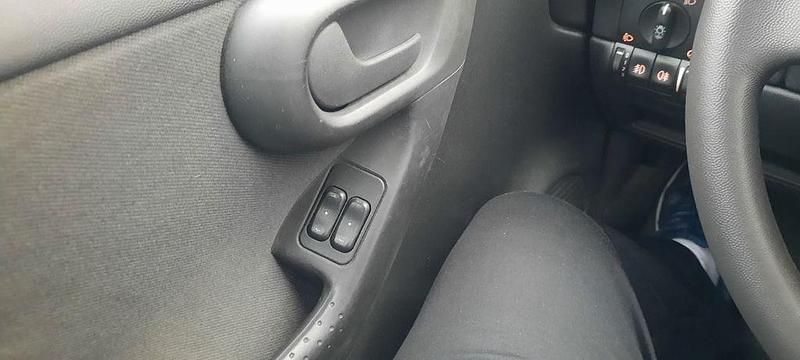 Grau Gebraucht 2002 Opel Corsa Limousine | 2.300 € (Fairer Preis) - Bild 1/4