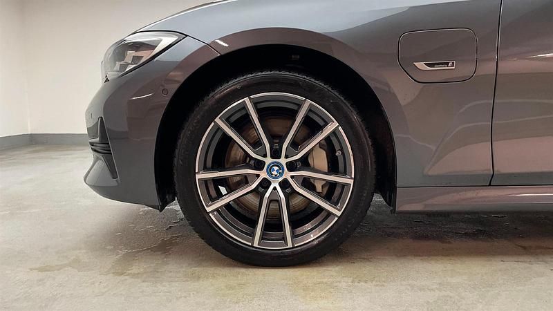 Gebraucht BMW 330e Advantage 292 PS (214 kW) 2021 Mineralgrau Kombi