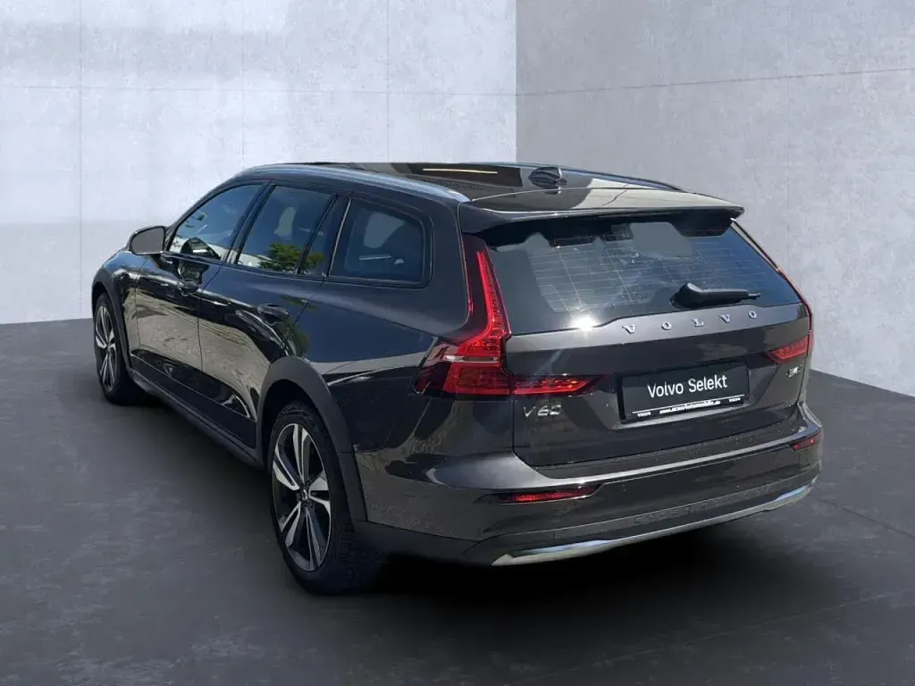 Gebraucht Volvo V60 Plus 197 PS (144 kW) 2024 Platinum grey / (metallic) Kombi