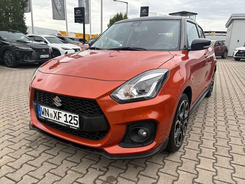 Flame orange pearl metallic / Gebraucht 2024 Suzuki Swift Sport Limousine | 21.490 € (Fairer Preis) - Bild 1/4