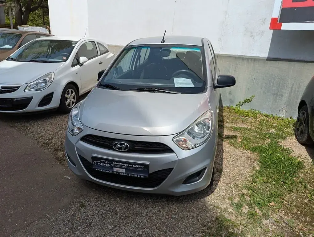Gebraucht Hyundai i10 Edition 69 PS (50 kW) 2013 Silber Kleinwagen