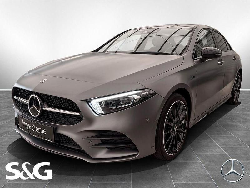Manufaktur magno lack manuf... Gebraucht 2021 Mercedes A250 AMG Limousine | 29.977 € (Fairer Preis) - Bild 1/4