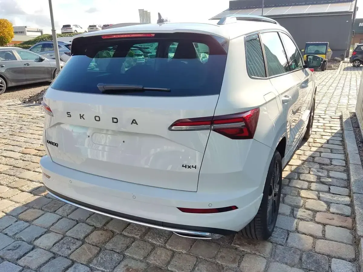 Neu Skoda Karoq SportLine 190 PS (139 kW) 2025 Moonweiß perleffekt SUV