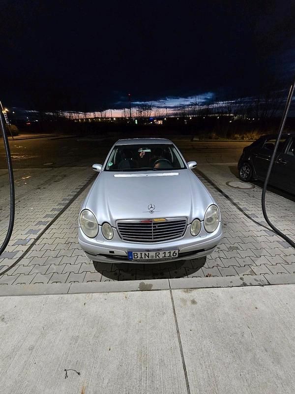 Grau Gebraucht 2003 Mercedes E200 Limousine | 2.000 € (Superpreis) - Bild 1/4