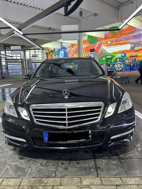 Schwarz Gebraucht 2010 Mercedes E220 Avantgarde Kombi | 8.990 € (Guter Preis) - Bild 1/4