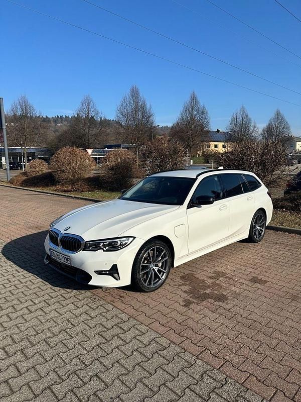 Gebraucht BMW 330e Sport Line 292 PS (214 kW) 2021 Weiß Kombi