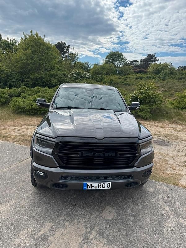 Grau Gebraucht 2020 Dodge Ram Abholung | 40.998 € (Fairer Preis) - Bild 1/4