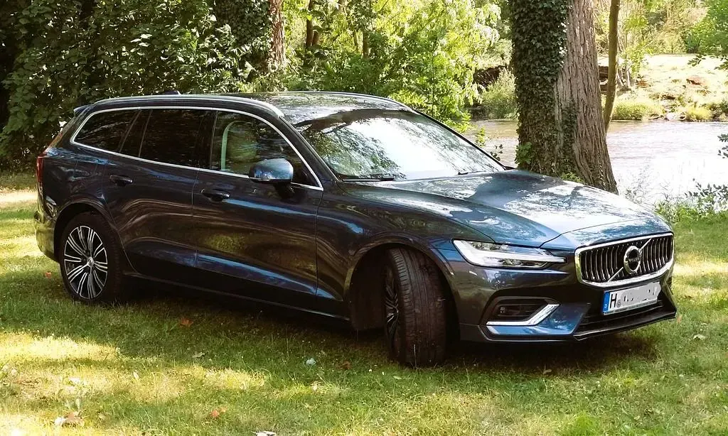 Gebraucht Volvo V60 Inscription 190 PS (139 kW) 2019 Blau Kombi
