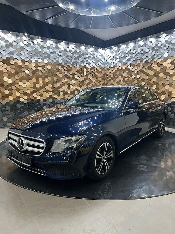 Cavansitblau Gebraucht 2017 Mercedes E300 Limousine | 28.948 € (Guter Preis) - Bild 1/4