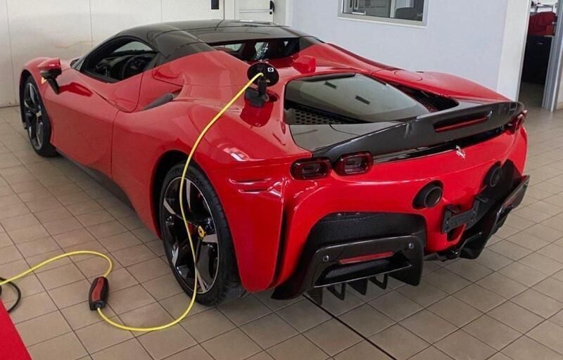 Rot Gebraucht 2023 Ferrari SF90 Cabrio | 739.900 € - Bild 1/4