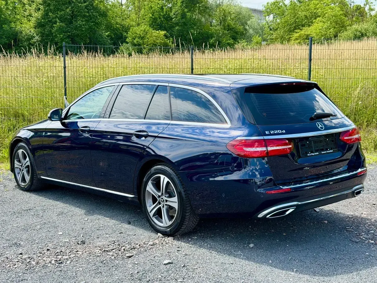 Gebraucht Mercedes E220 194 PS (142 kW) 2019 Blau Kombi