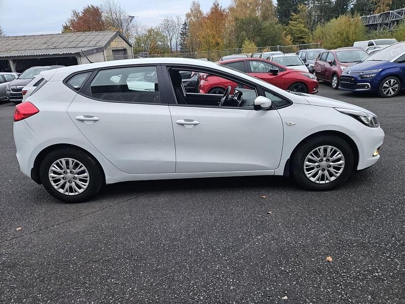 Gebraucht Kia Ceed Attract 99 PS (72 kW) 2014 Weiß Kleinwagen
