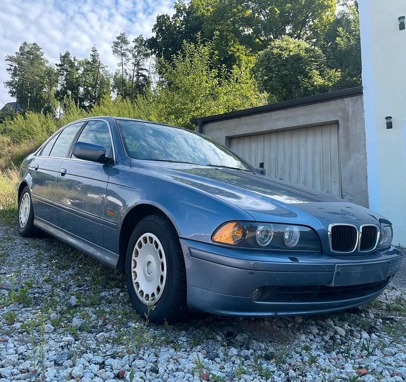 Weiß Gebraucht 2002 BMW 525 Limousine | 2.200 € (Guter Preis) - Bild 1/4