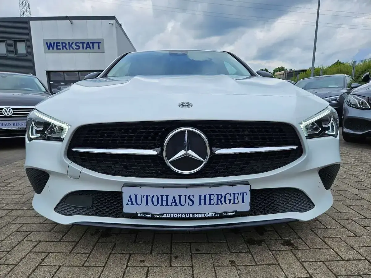 Gebraucht Mercedes CLA200 Progressive 163 PS (119 kW) 2020 Digitalweiß metallic Kombi
