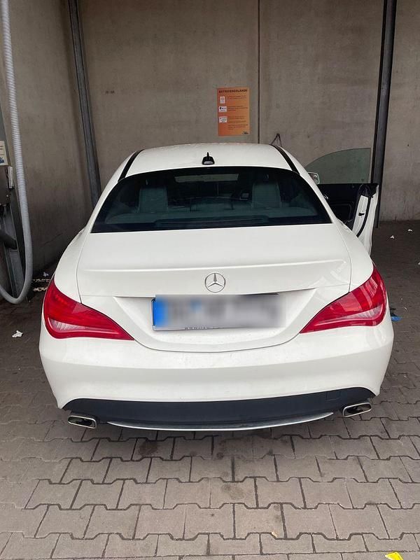 Weiß Gebraucht 2015 Mercedes 200 Coupé | 9.500 € (Fairer Preis) - Bild 1/4