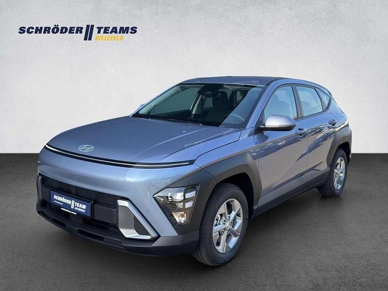 Blau (meta blue) Neu 2025 Hyundai Kona Select SUV | 34.100 € - Bild 1/4