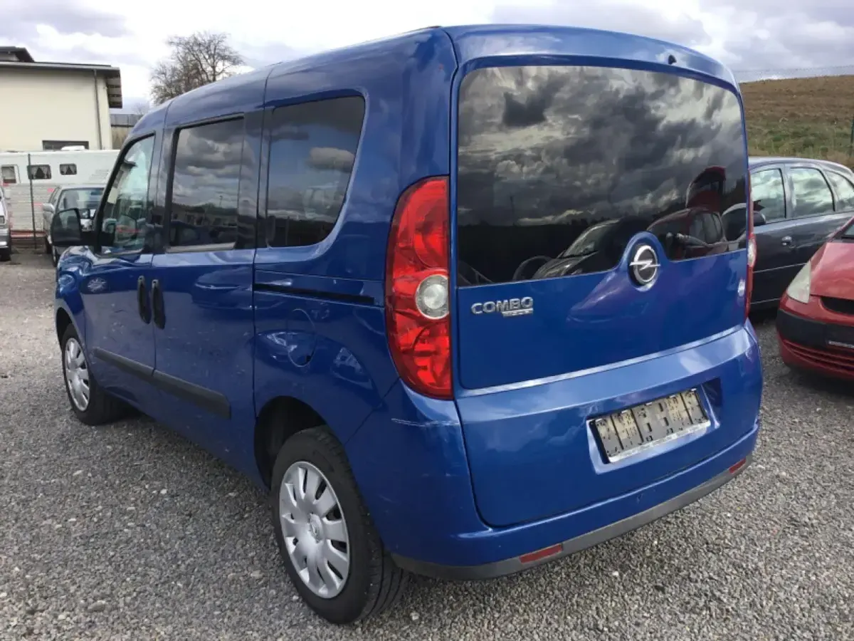 Używany Opel Combo 95 KM (69 kW) 2012 Niebieski Minivan