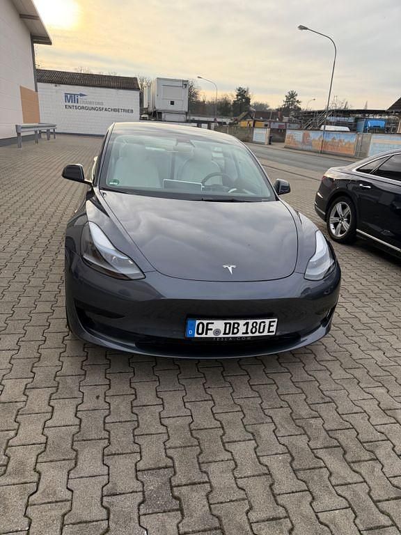 Grau Gebraucht 2022 Tesla Model 3 Standard Range Limousine | 25.990 € (Guter Preis) - Bild 1/4
