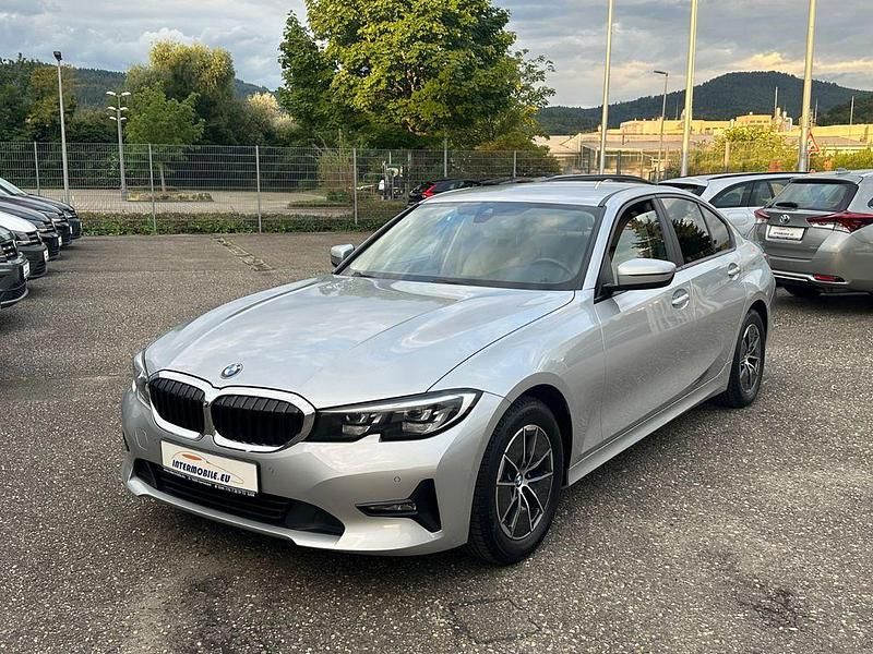 Glaciersilber Gebraucht 2021 BMW 316 Sport Line Limousine | 22.610 € (Fairer Preis) - Bild 1/4