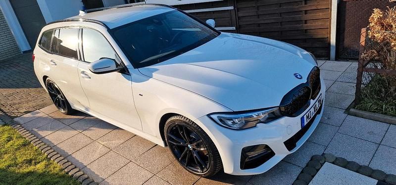 Weiß Gebraucht 2021 BMW 320 M Sport Kombi | 29.900 € (Guter Preis) - Bild 1/4