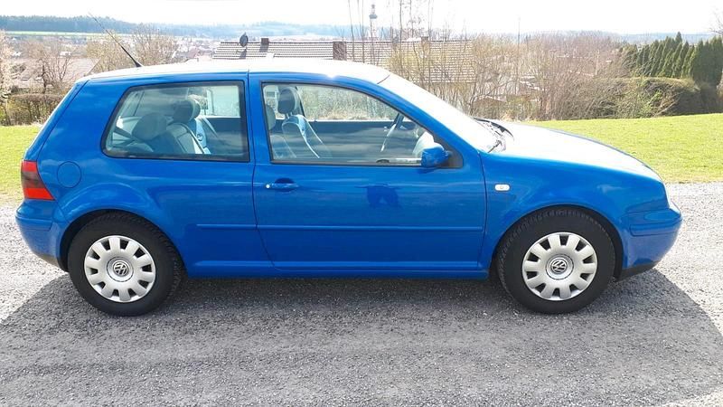 Blau Gebraucht 2000 VW Golf IV Kleinwagen | 650 € (Superpreis) - Bild 1/4