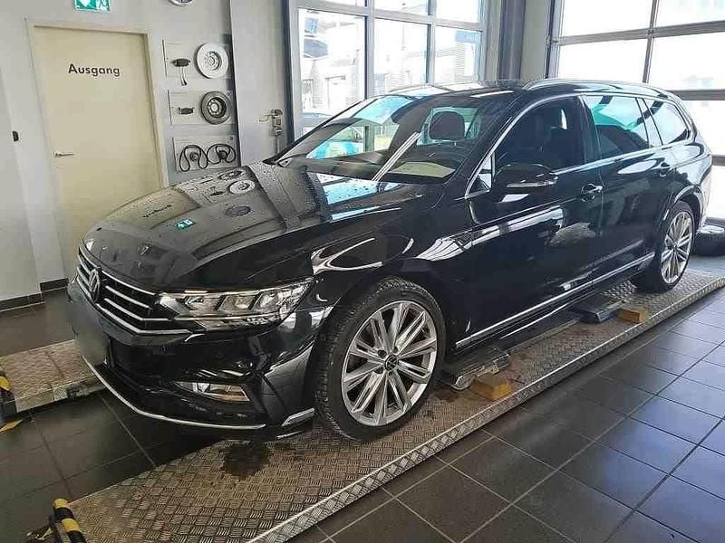 Deep black Gebraucht 2021 VW Passat R-line Kombi | 21.690 € (Guter Preis) - Bild 1/4