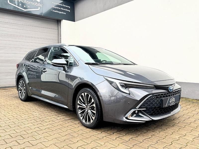 Grau Gebraucht 2024 Toyota Corolla Team Kombi | 27.990 € (Guter Preis) - Bild 1/4