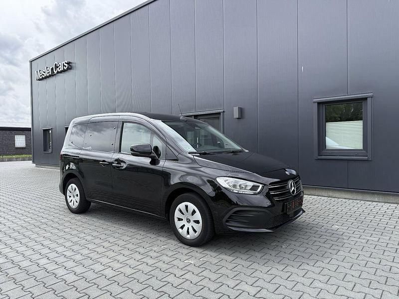 Schwarz Gebraucht 2023 Mercedes T160 Van / Kleinbus | 20.490 € (Fairer Preis) - Bild 1/4