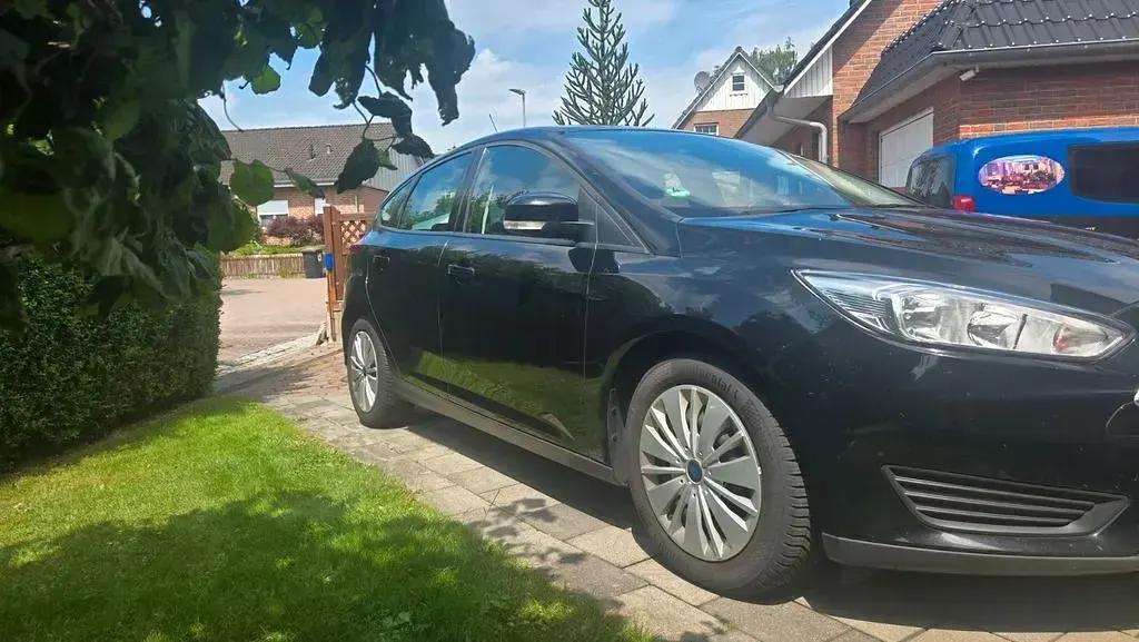 Gebraucht Ford Focus Trend 101 PS (74 kW) 2017 Schwarz Limousine