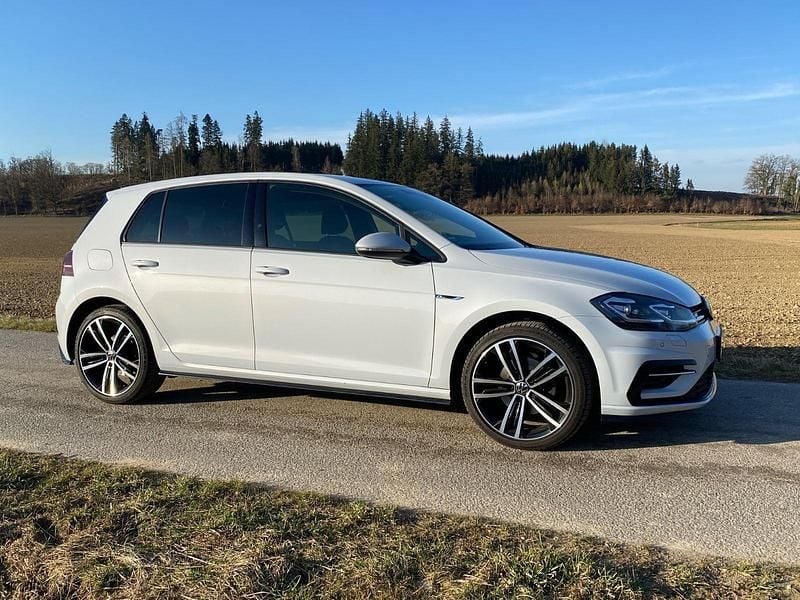 Weiß Gebraucht 2018 VW Golf VII R-line Limousine | 15.400 € (Fairer Preis) - Bild 1/4