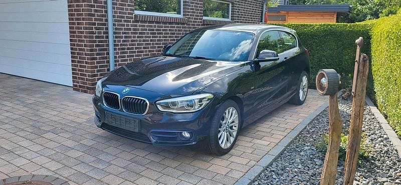 Schwarz Gebraucht 2015 BMW 118 Sport Line Kleinwagen | 13.333 € (Teuer) - Bild 1/4