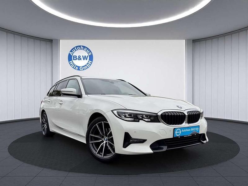 Alpinweiss iii Gebraucht 2021 BMW 320e Sport Line Kombi | 23.999 € (Guter Preis) - Bild 1/4