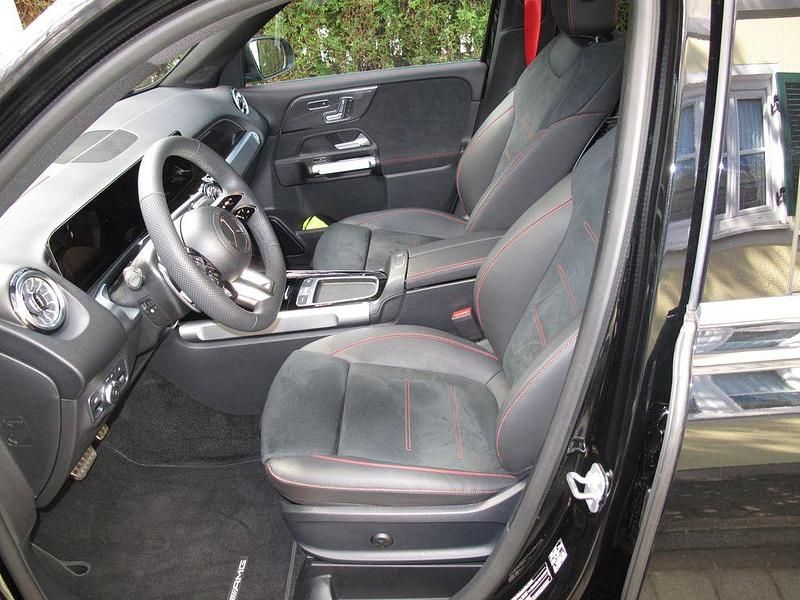 Second-hand Mercedes GLB35 AMG 306 CP (225 kW) 2024 Negru SUV
