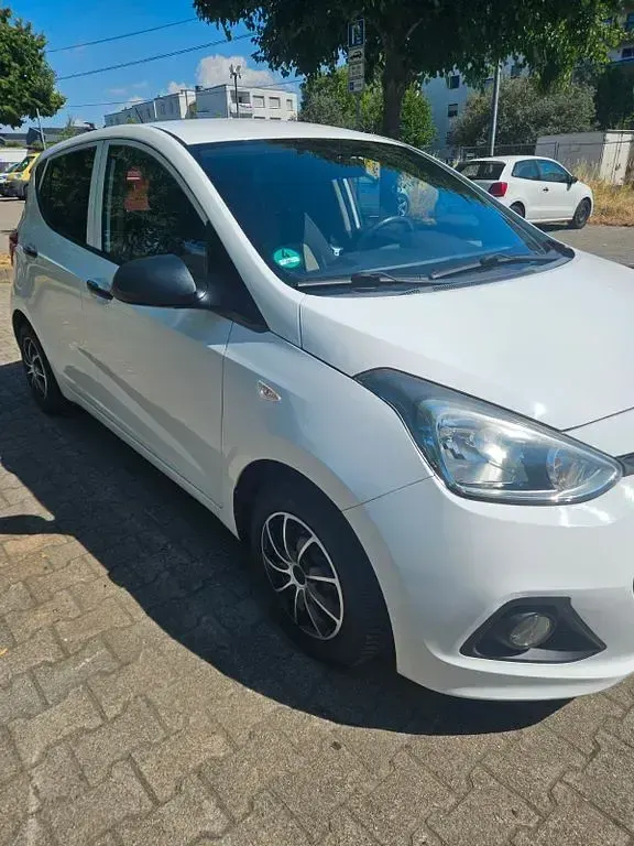 Gebraucht Hyundai i10 67 PS (49 kW) 2016 Weiß Kleinwagen