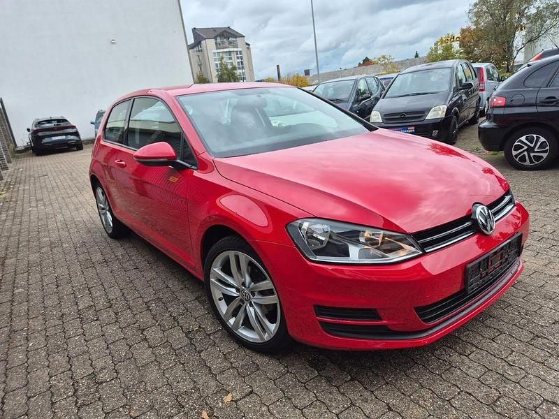 Gebraucht VW Golf VII Trendline 86 PS (63 kW) 2015 Rot Kleinwagen