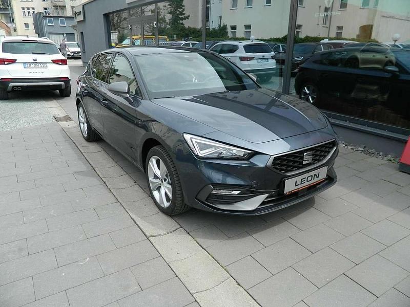 Magnetic grau Gebraucht 2024 Seat Leon FR Limousine | 37.990 € - Bild 1/4