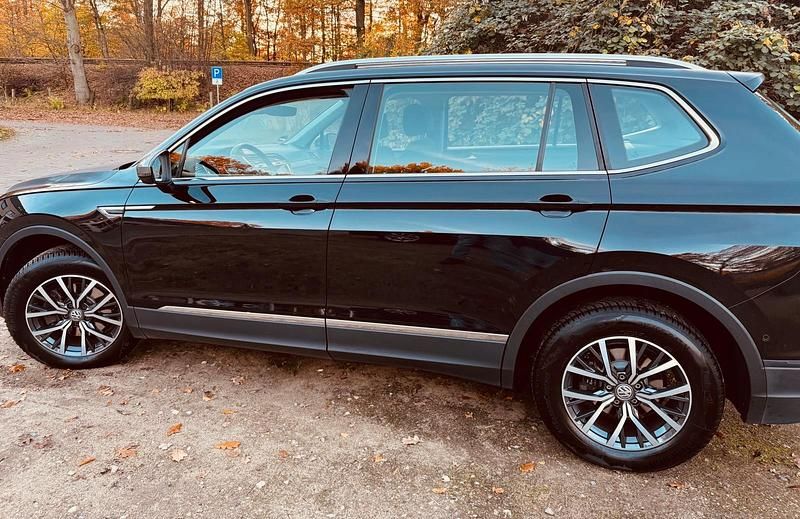 Schwarz Gebraucht 2017 VW Tiguan Allspace Comfortline SUV | 17.900 € (Fairer Preis) - Bild 1/4