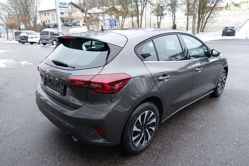 Gebraucht Ford Focus Titanium 125 PS (91 kW) 2024 Grau Limousine